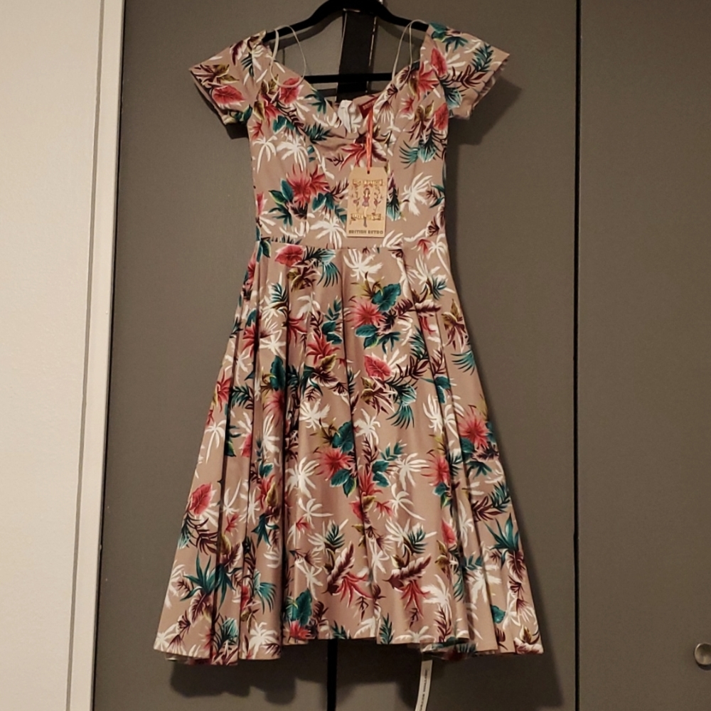 NWT British Retro Size 8UK/4US Brown with Flowers Full Circle Dress